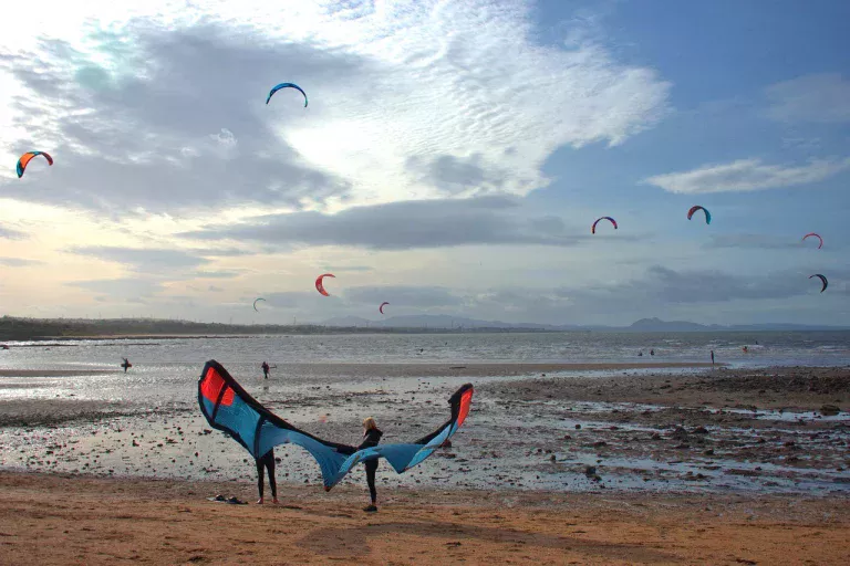 Lire la suite à propos de l’article Apprendre le kitesurf en video : Les meilleurs tutoriels